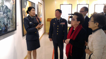 圖為龍華科大創辦人孫陳淑娟女士，欣賞國軍第50屆文藝金像獎巡迴美展作品。