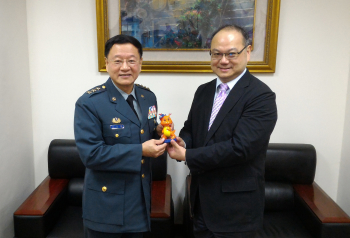 圖為龍華科大葛自祥校長致贈紀念品給陸軍司令王信龍上將。