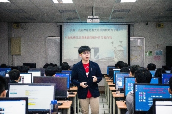 圖為「光穹遊戲」公司行銷長暨共同創辦人陳崑元，應邀至龍華科技大學人設學院，分享其創業歷程。