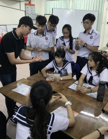圖為龍華科大國際志工團教導怡保當地華校學生簡易魔術。