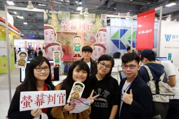圖為龍華科大新創團隊「光穹遊戲18Light」，帶著即將上市的新遊戲《螢幕判官》參加2017 Meet Taipei 創新創業展，圖右為共同創辦人資網系學生陳崑元。