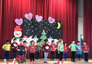 圖為龍壽國小學童表演英語耶誕歌曲，歡度耶誕佳節。