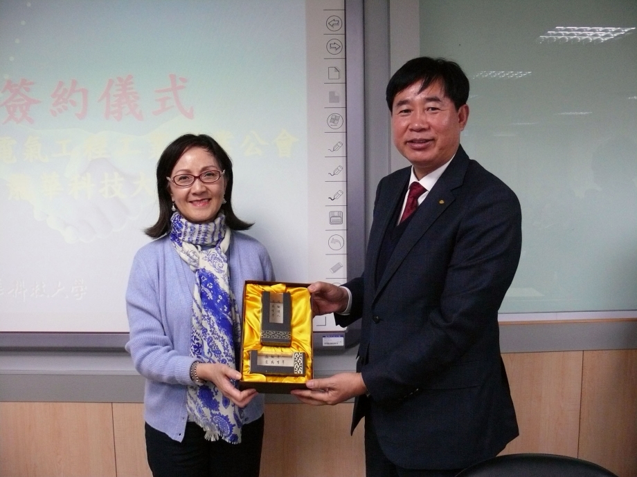 圖為龍華科大林如貞副校長(左)，致贈紀念品歡迎來訪的韓國電氣工事協會。