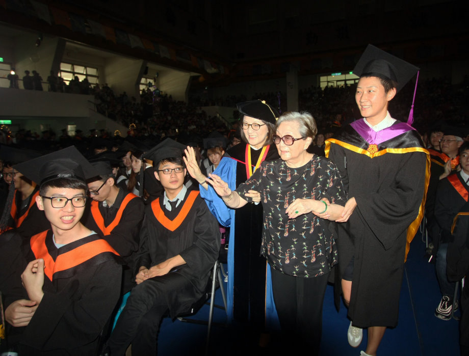 龍華科大今日舉行107級畢業典禮，創辦人孫陳淑娟女士到場祝賀畢業生並頒獎。