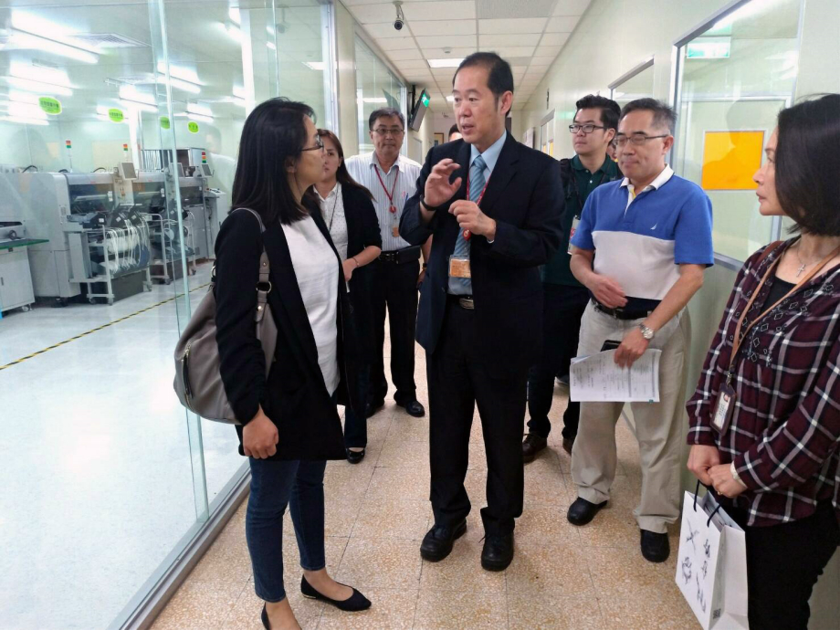 桃市青年局長顏蔚慈參訪3D數位電路板設計暨智慧製造類產線工廠。