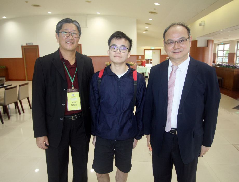 馬來西亞臺灣教育文化參訪團校長，與現正於龍華就讀的家鄉子弟相見歡。