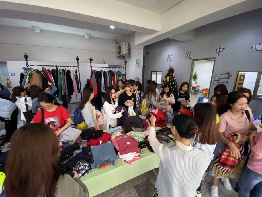 龍華科大「寒冬送暖衣」活動，讓外籍學子感受台灣溫馨人情味。 