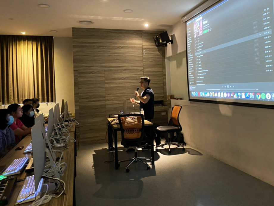 龍華科大數位內容中心邀請方昊宇開設數位音樂課程，培養學子跨領域專長。