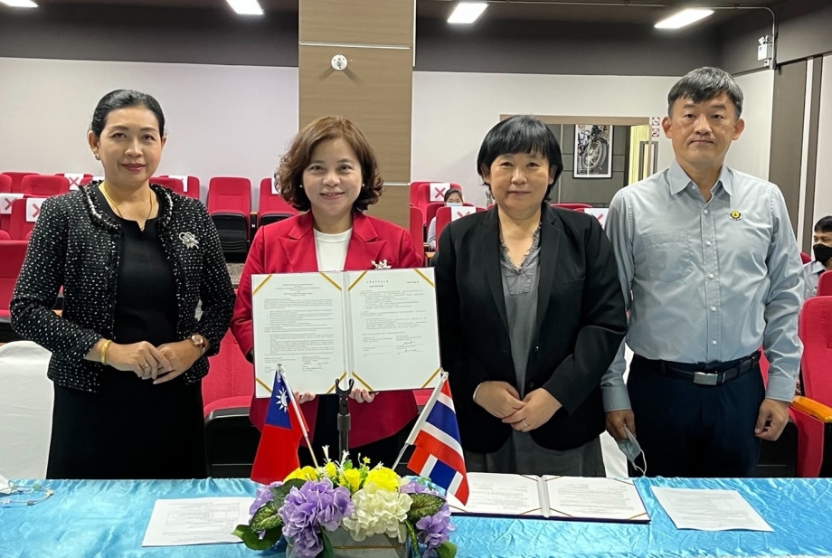 泰國BDI科技學院張玲琴董事長(左2)，對龍華科大研發及產學合作經驗推崇肯定。