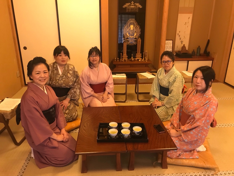 游美媛講師(左1)傳授學生日本茶道藝術。
