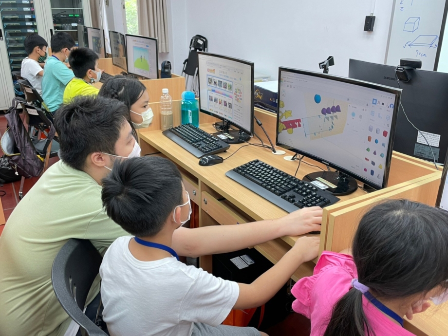 學童在龍華科大完善師資與新穎環境下，提早熟悉未來科技發展，培養職場技能興趣。