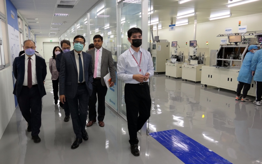 戴國瀾會長一行參觀龍華科大功率半導體模組封裝與測試類產業環境工廠。