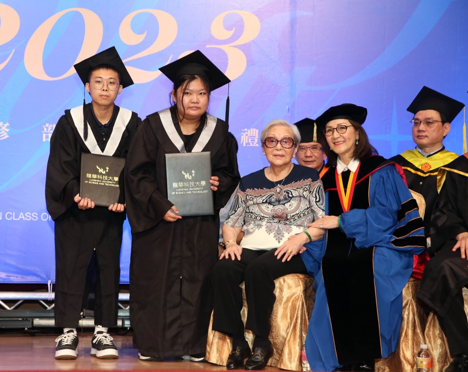 龍華科大今年有2,981位畢業生，創辦人孫陳淑娟女士頒發C值競爭力績優獎。