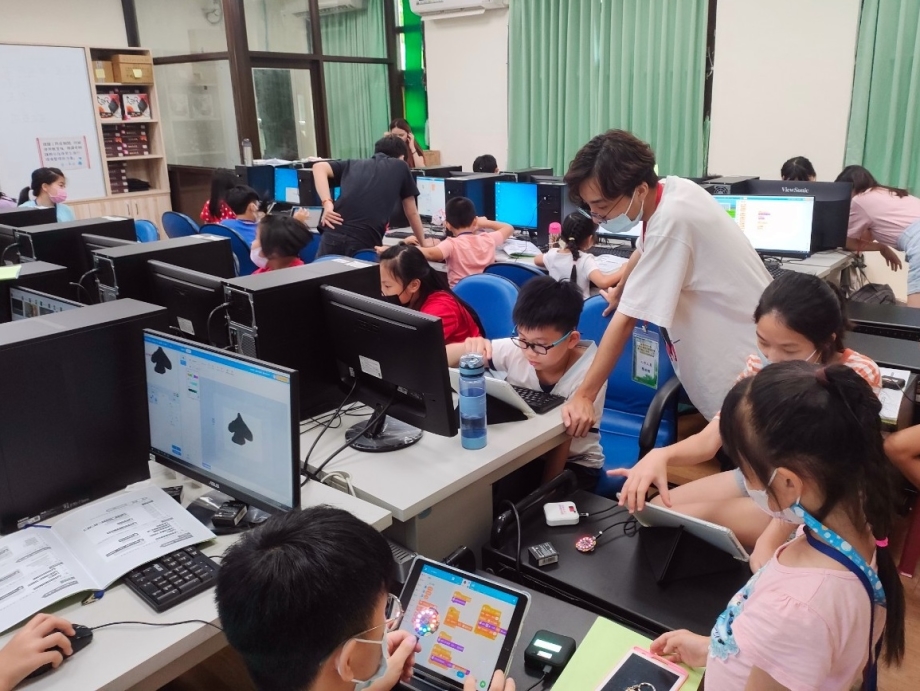 學童在龍華科大完善師資與新穎環境下，提早熟悉現代資訊及智能科技。