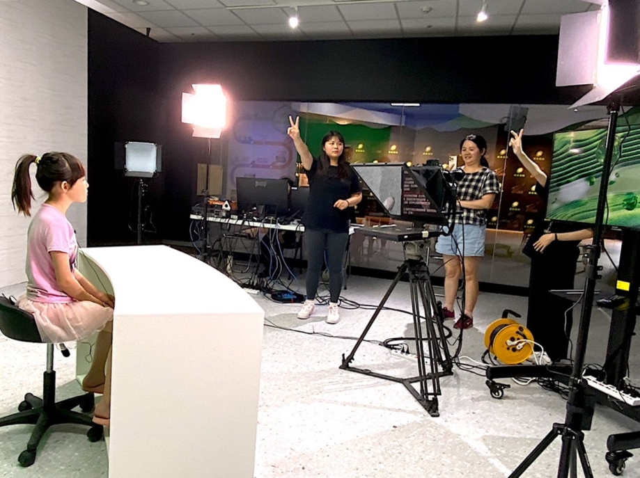 龍華文創系學生在世界客家博覽會「Open Studio」虛擬攝影棚提供民眾主播體驗。