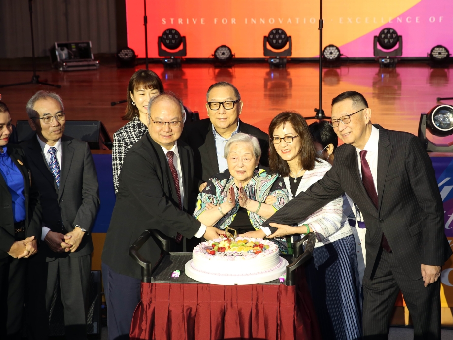 龍華科大創辦人孫陳淑娟、孫道亨董事長與師生、校友共同祝賀學校生日快樂。