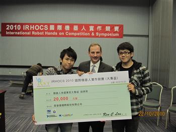 龍華科大參賽同學施君翰、蔡宗旻與台灣機器人學會主席（中）合影