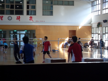 選手熱身中，龍華科大兩組男子雙打，分別為徐吉村、陳涵韜、施冠羽、陳思翰