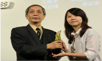 「創新技術獎」由龍華科大遊戲系林雅瀅同學(右)代表領獎