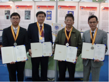 龍華科大邱煌森老師、李秋瑩老師、翁文彬主任及紀育新同學(由右至左)得獎合影