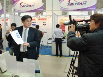 韓國記者訪問龍華科大翁文彬主任