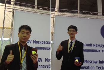龍華科大工程技術研究所杜言濬(左)及劉哲瑋同學得獎後於台前攝影