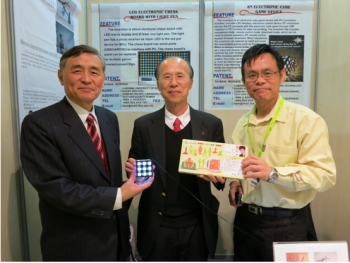 龍華科大邱煌森老師（右一）手持電子魔術方塊與駐法代表處呂慶龍大使、石心主任合影