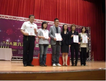 龍華科技大學指導老師翁文彬(左一)、陳麗卿(右一)共同獲得最佳指導老師獎
