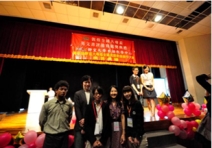 龍華科大應外系陳祐莉主任(右二)、遊戲系張仁礦老師(左二)與獲獎學生合影