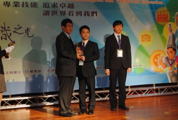 龍華科大陳俊成同學(中)榮獲教育部蔣部長(左)頒發技職傑出「創新發明達人」獎