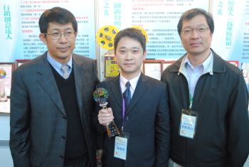 龍華科大陳俊成同學(中)與教育部蔣部長(左)、指導教授胡鳳義老師合影