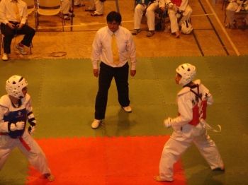 謝?鴻(右)同學參加色帶高級組奧運第一量級比賽，爭奪前四強。
