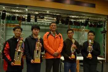 龍華科大棋藝社(左二)獲得第二名佳績，與其他得獎學校代表及主辦單位裁判(中)合影