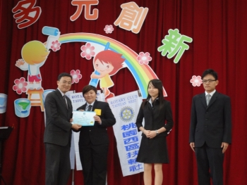 龍華科大賴思靜同學(左二)獲得第一名由桃園縣教育局吳林輝局長(左一)頒發獎狀