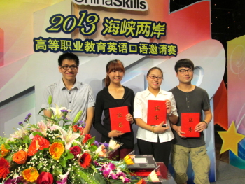 龍華科大電機系李宗剛同學(左一)與該組成員榮獲第一名