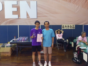 陳韋銘同學榮獲一般男子組單打第五名(左)與指導教練陳國肇老師合影。