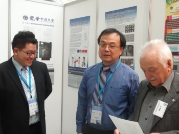 龍華科大李九龍老師(中)與陳建廷同學(左)接受IFIA(國際發明協會)主席評審