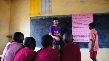 駝肯社會企業工作隊在肯亞教導當地小朋友英文