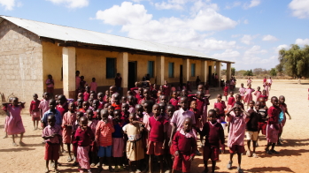 駝肯社會企業工作隊在肯亞帶領小朋友活動