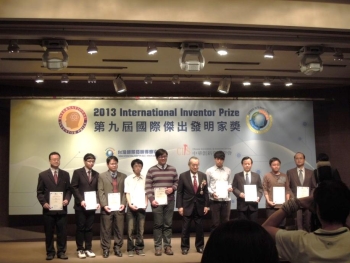 海報競賽金牌受獎者與日本天才發明展會主席拍攝團體照