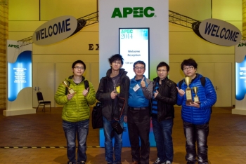 2014年APEC 電腦鼠走迷宮國際賽事團隊合影(左至右：蔡欣翰、游宗諭、吳其政老師、林聖紘、何宗駿)