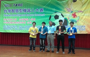 龍華科大蔡欣翰(左一)與何宗駿(左二)同學分獲第一名與第二名佳績