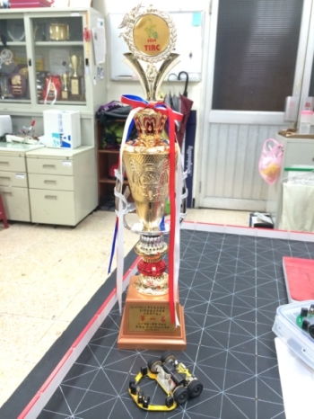 蔡欣翰同學獲頒第一名獎杯與參賽電腦鼠Diu-Gow
