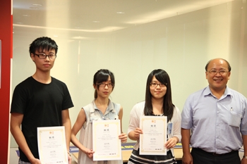頒獎評審吳志富(右一)與銅獎獲獎者(左二藍思齊、右二洪若瑄)合照