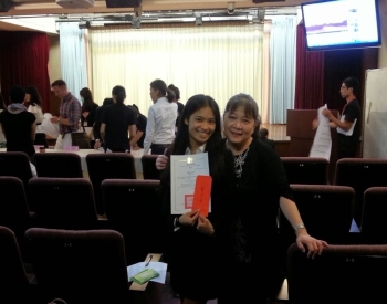 陳婷同學(左)與指導老師冉麗娟合影