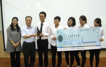 龍華科大企管系陳元和老師(左二)與大學組第一名合影