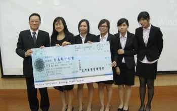 台灣專案管理學會孔祥科評估師(左一)與研究所組第一名合影