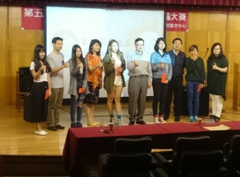 龍華科大文創系葉宥彤同學(左三)與參賽人員合影