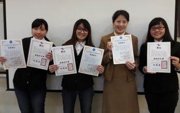 得獎後謝美婷老師與學生開心的拿著獎狀合照。圖由左至右為：王貞媛同學、呂涵同學、謝美婷老師、黃木暄同學。