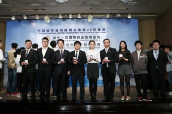 龍華科大學生獲獎後合影，左起：陳幼晴、李彥陽、羅尹蔚、陳昱佑、莊馥瑜、紀育新。